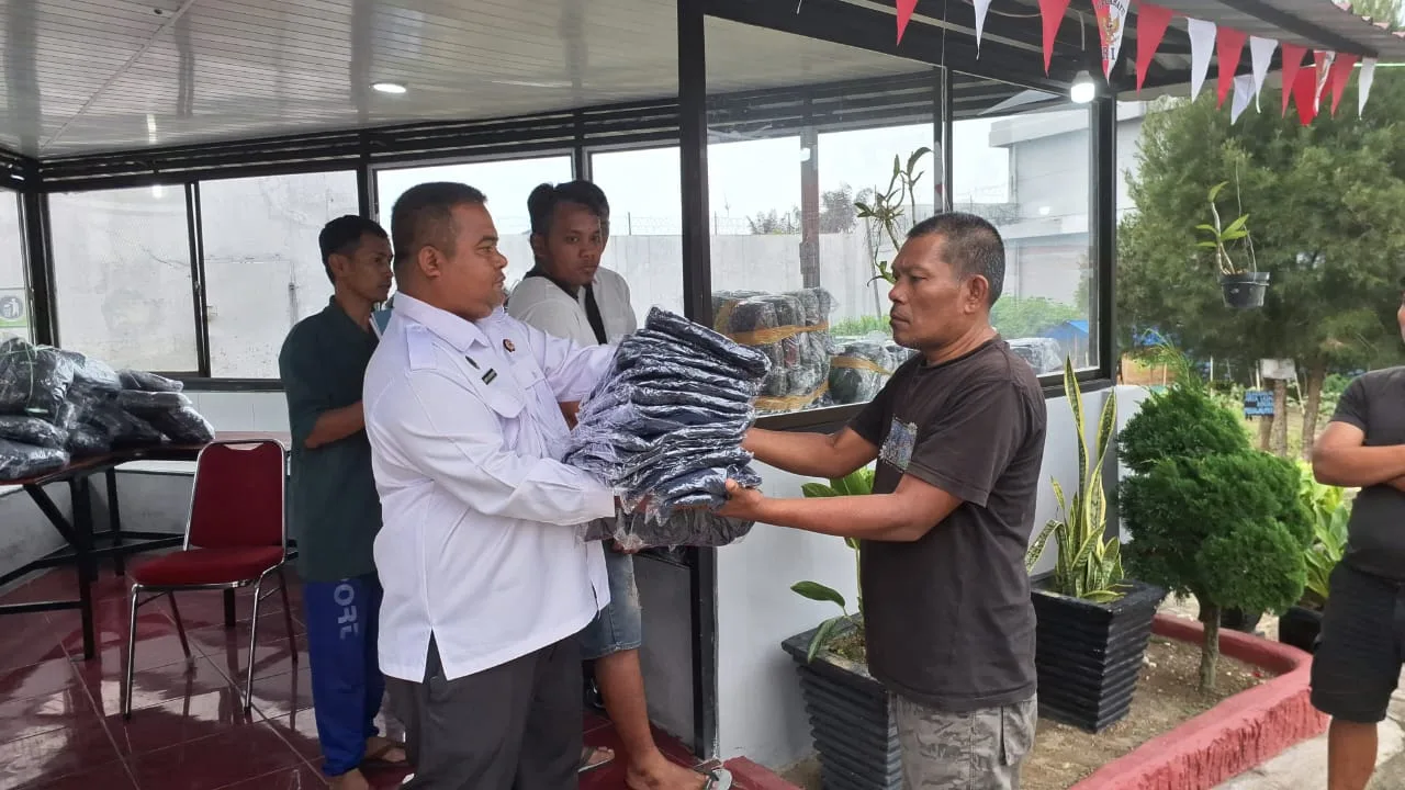 Pembinaan Kepribadian Warga Binaan : Lapas Narkotika Kelas IIA Pematangsiantar Bagikan Pakaian Seragam