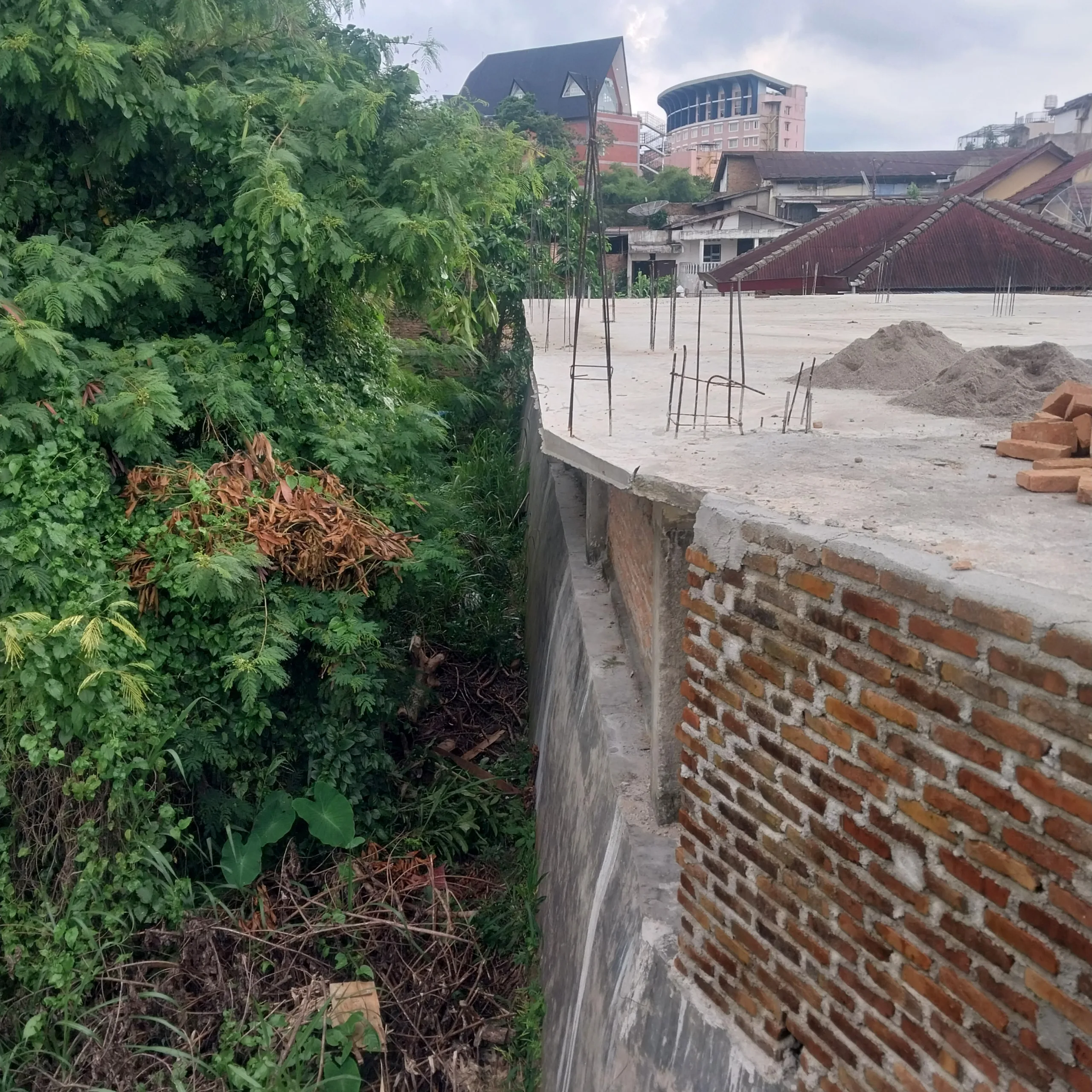 Bangunan di Atas Tembok Penahan Sungai Bah Bolon Harus Dibongkar
