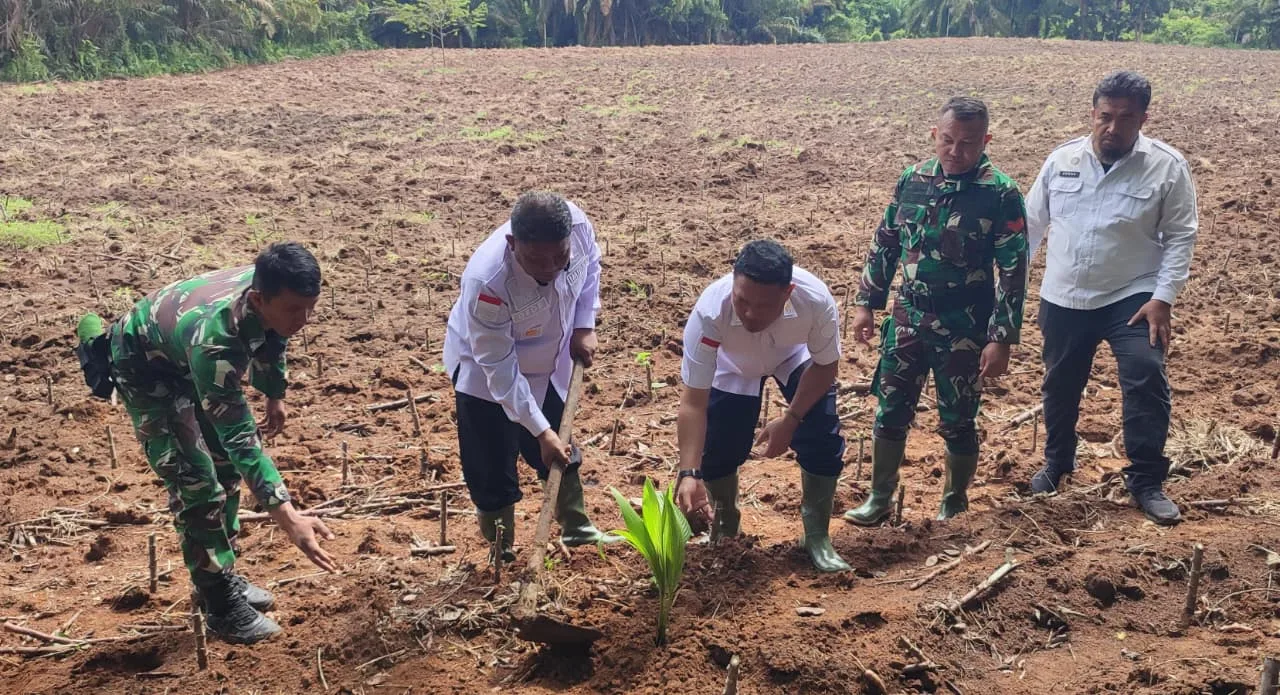 Lapas Tebing Tinggi Tanam Pohon Kelapa, Wujudkan Pangan Berkelanjutan
