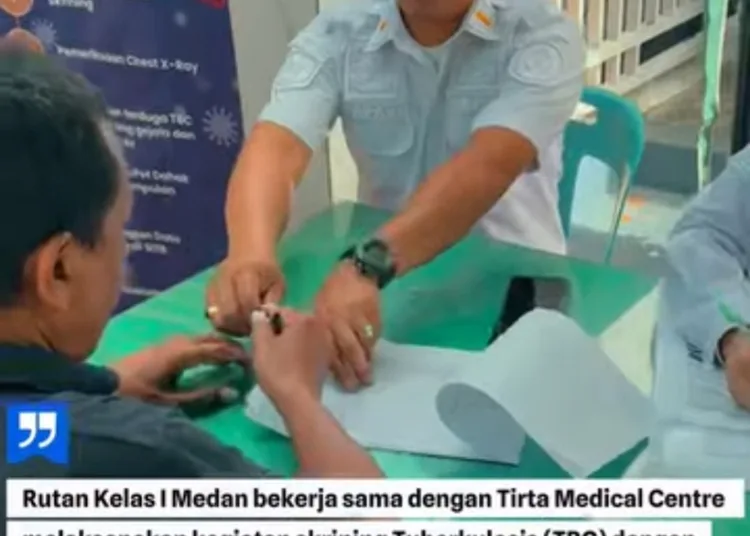 Pewagai Rutan Kelas I Medan Memberikan Berkas Skrining Tuberkulosis Yang Akan Di Tanda Tangani Warga Binaan.(Doc/Foto : Humas Rutan Medan)